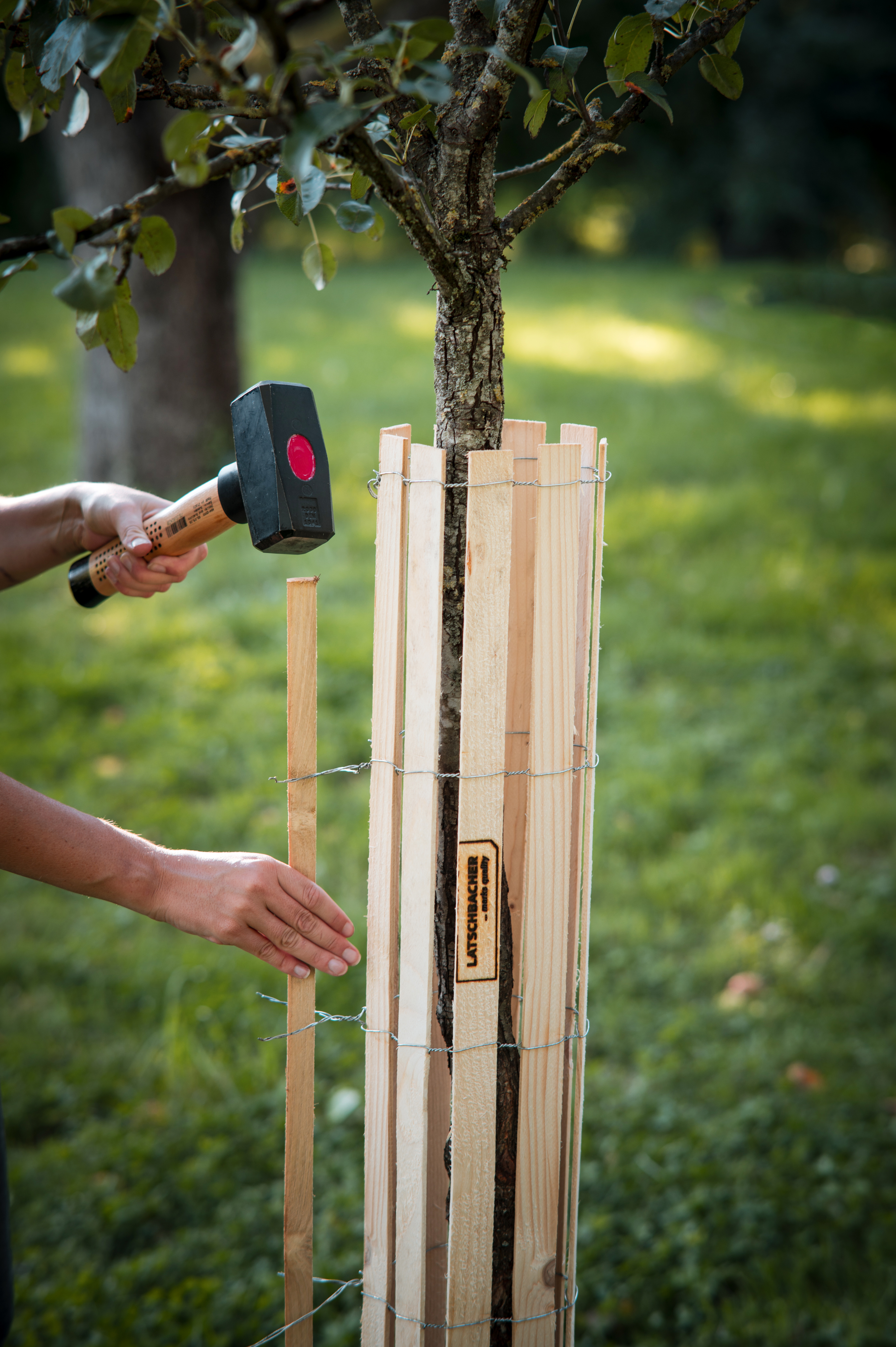 1 Stück Baumschutz aus Holz inklusive 1 Akazienpflock